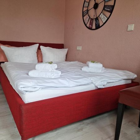 Ricks City Hotel Трир Екстериор снимка